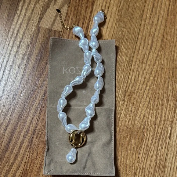 White and Gold Pearl Necklace